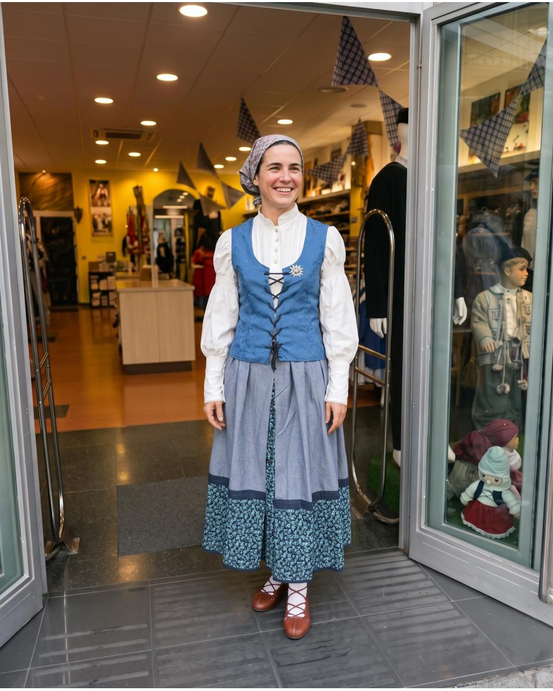 Traje vasco mujer con corpiño azul floral y falda tradicional con pañuelo - conjunto baserritarra regional típico de casera