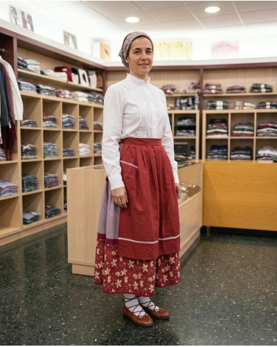 Traje vasco mujer con falda tradicional, delantal y pañuelo incluido