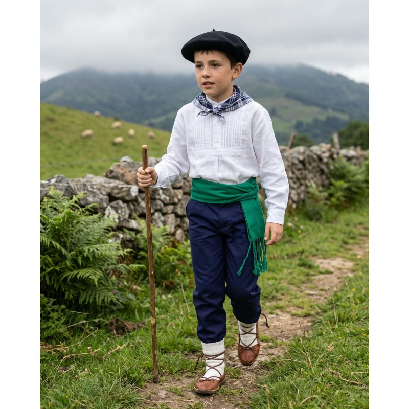 Traje vasco niño con camisa de lorzas – txapela, pañuelo, gerriko y mahón