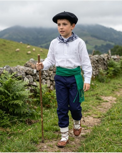 Traje vasco niño con camisa de lorzas – txapela, pañuelo, gerriko y mahón