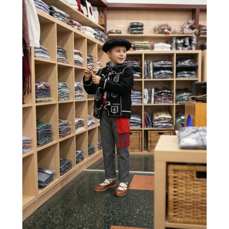 Traje vasco niño con mendigozal negro – txapela, gerriko rojo y rayas