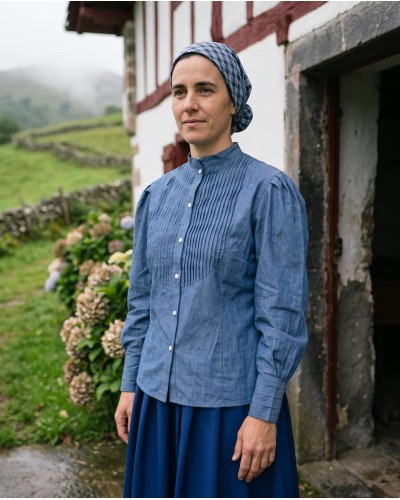 Blusa aldeana vasca azul con lorzas tradicionales M376