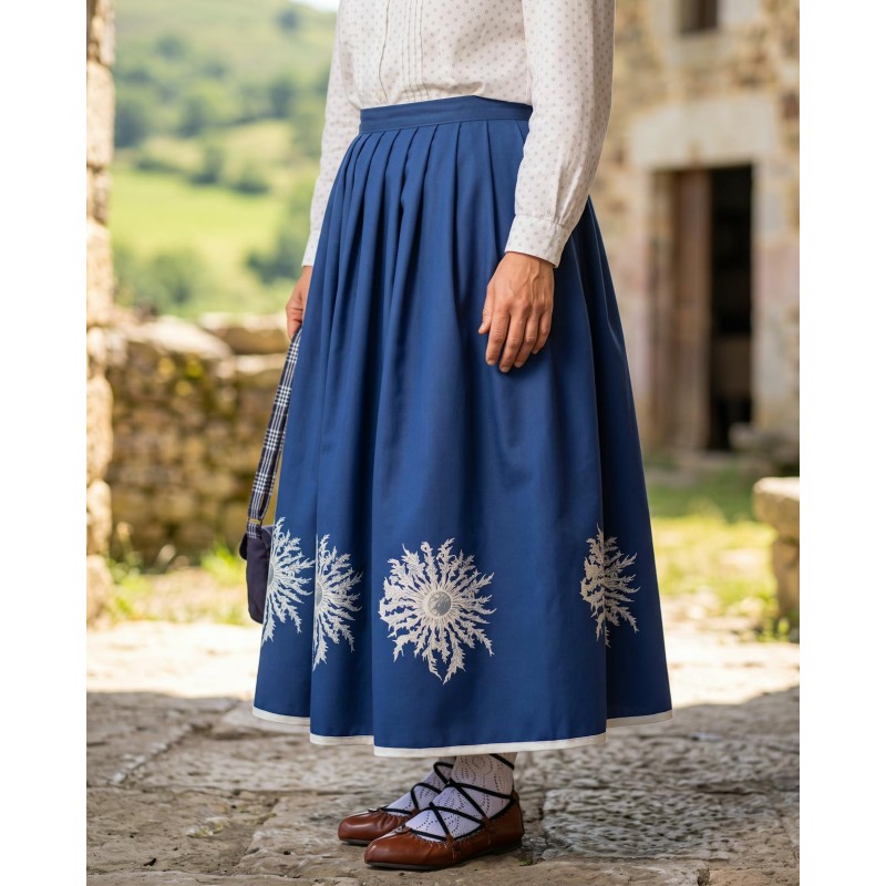 Falda vasca azul con eguzkilore estampado