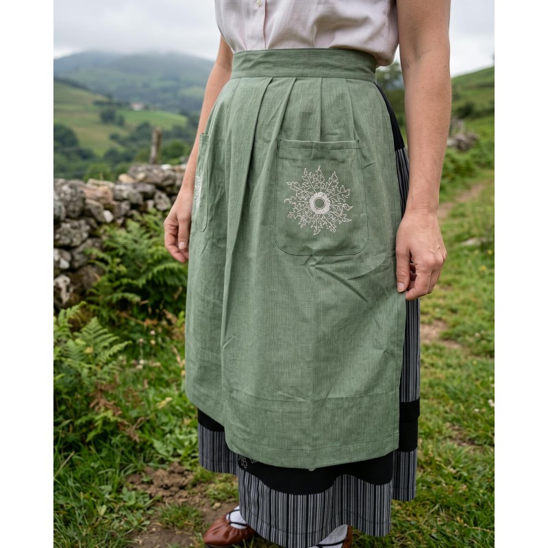Delantal vasco verde con eguzkilore bordado y detalle tradicional
