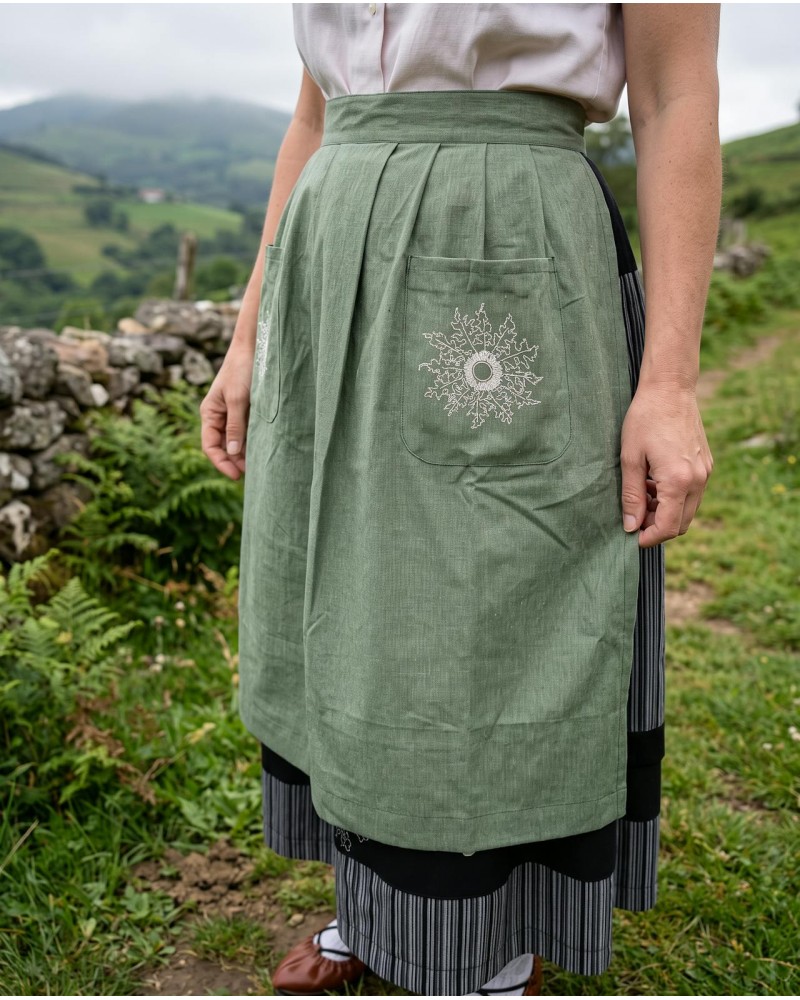 Delantal vasco verde con eguzkilore bordado y detalle tradicional