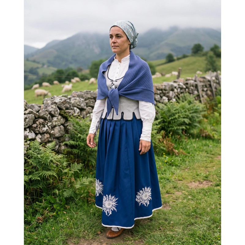 Traje vasco de mujer con falda azul de eguzkilores y corpiño gris
