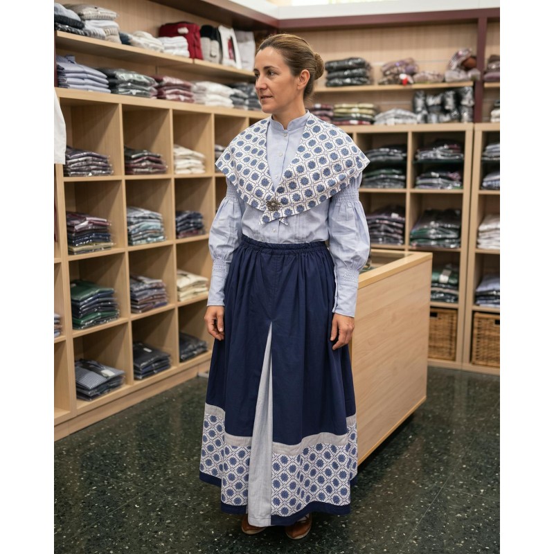 Traje vasco de mujer con falda azul de eguzkilores y blusa azul