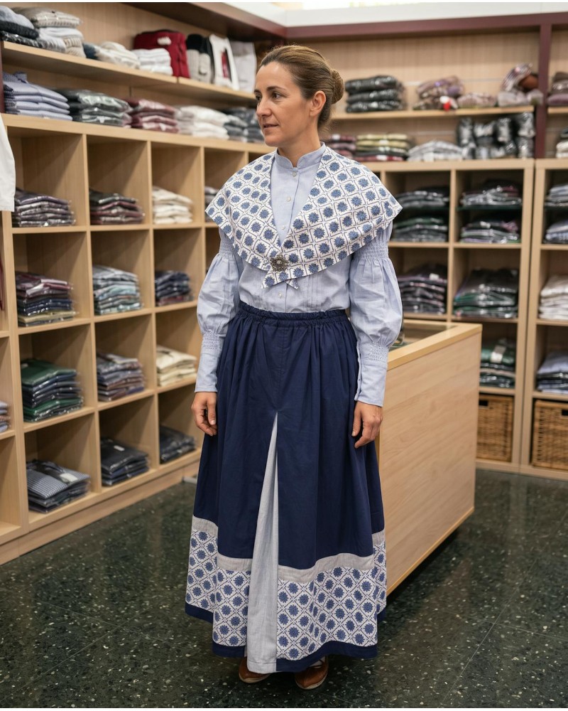 Traje vasco mujer con falda azul de eguzkilores y blusa azul - conjunto baserritarra regional tradicional de aldeana vasca