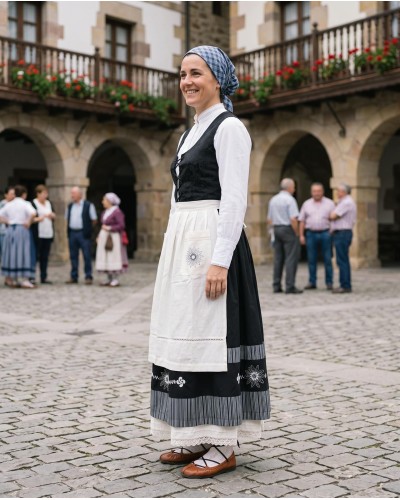 Traje vasco mujer con corpiño negro adamascado falda con eguzkilore y delantal bordado tradicional