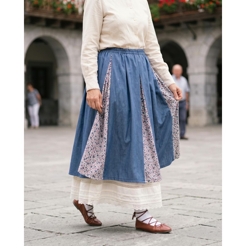 Falda azul tradicional de mujer con pañuelo a juego
