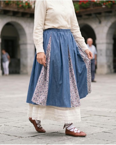 Falda azul tradicional de mujer con pañuelo a juego