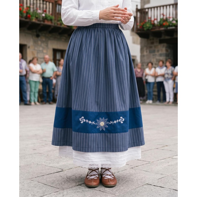 Falda vasca azul con bordado de lauburu y eguzkilore