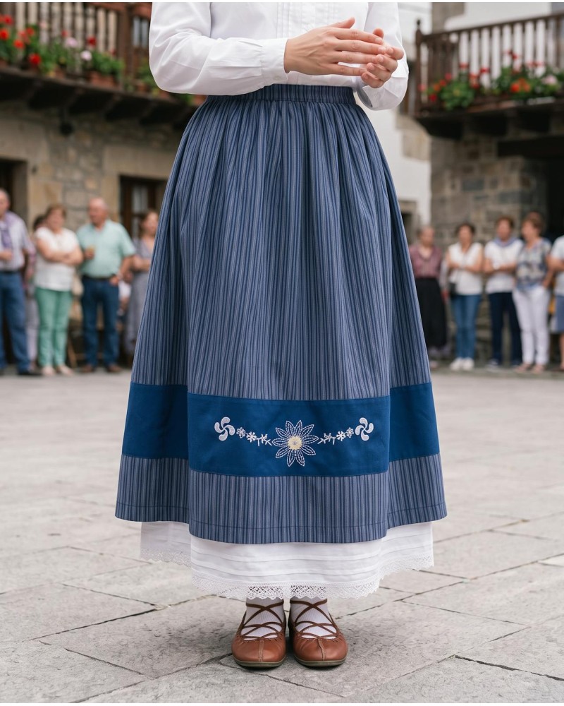 Falda vasca azul con bordado de lauburu y eguzkilore