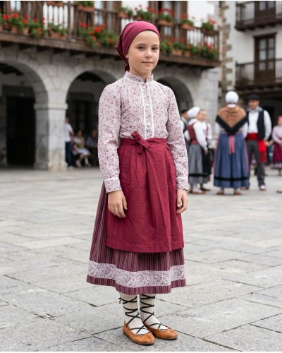 Conjunto tradicional niña granate con blusa floral, falda y delantal