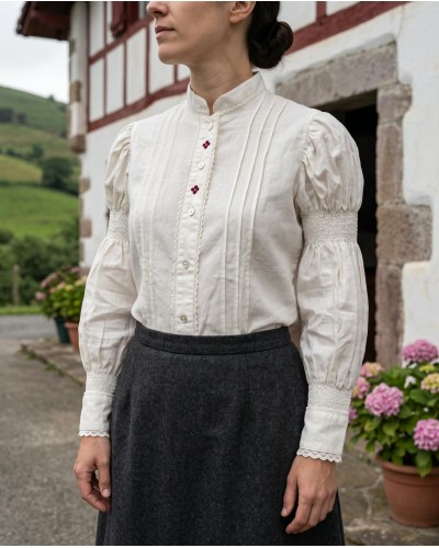 Blusa de lino con lauburu bordado y mangas abullonadas M358