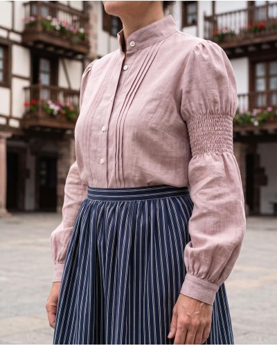 Blusa granate de lino con lorzas y frunce en manga M365