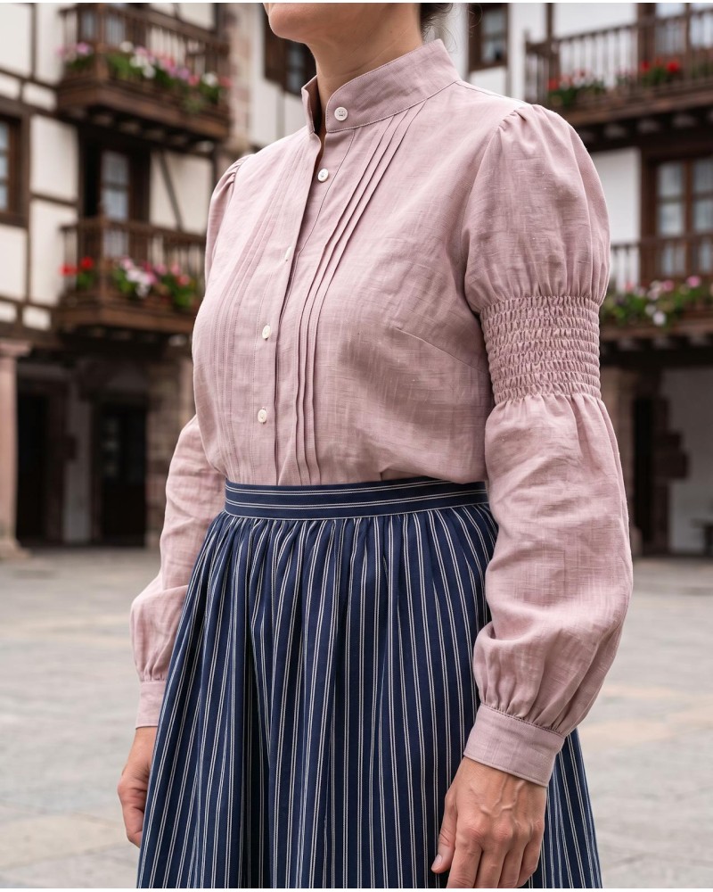 Blusa granate de lino con lorzas y frunce en manga M365