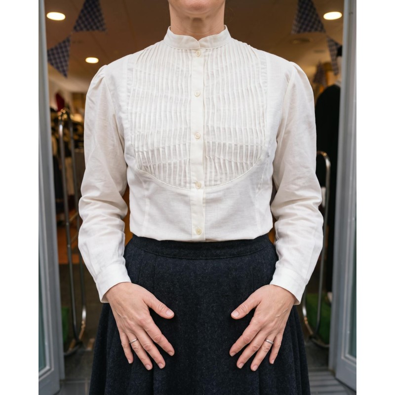 Blusa vasca con lorzas en la pechera M368
