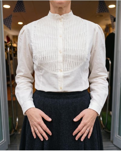 Blusa vasca con lorzas en la pechera M368
