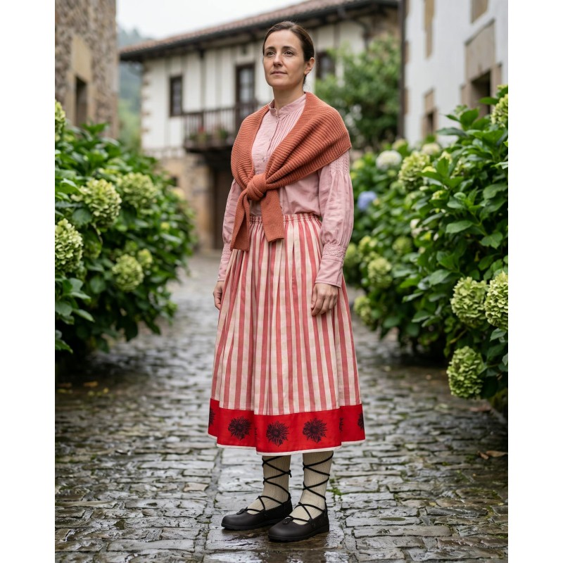 Traje vasco de mujer tradicional con falda de eguzkilores