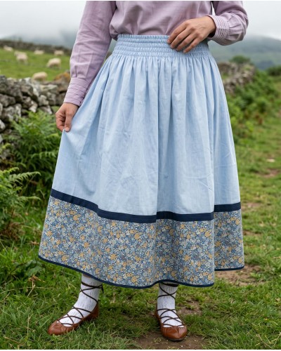 Falda tradicional vasca azul claro con cenefa floral y pañuelo a juego - Falda de Casera Vasca
