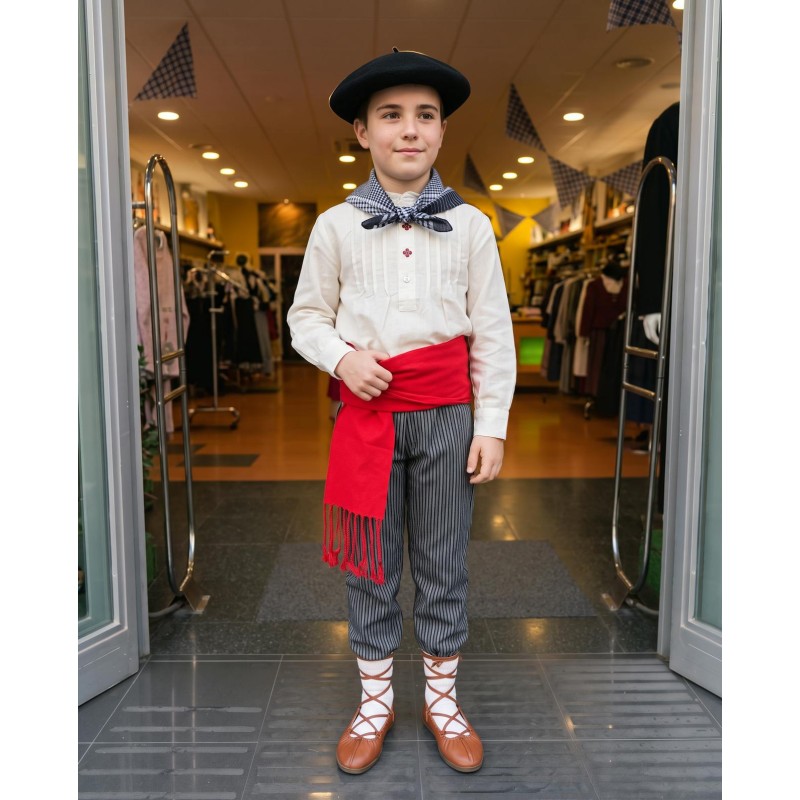 Traje vasco niño con camisa bordada lauburus – gerriko rojo y pantalón de rayas