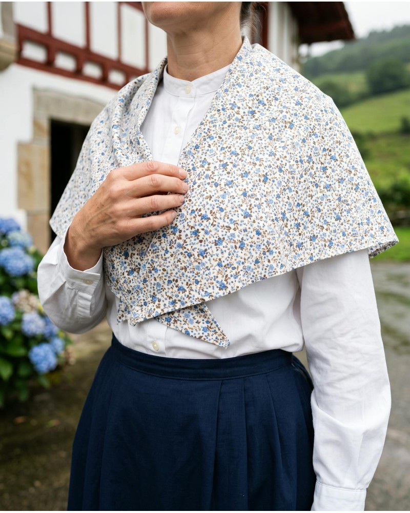 Pañuelo vasco floreado azul para traje tradicional vasco