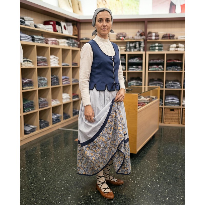 Traje vasco de mujer con falda floreada y corpiño azul de ondas