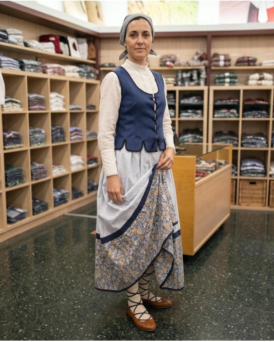 Traje vasco de mujer con falda floreada y corpiño azul de ondas