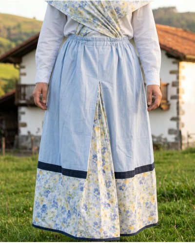 Falda de casera vasca celeste con flores azules y amarillas y pañuelo a juego