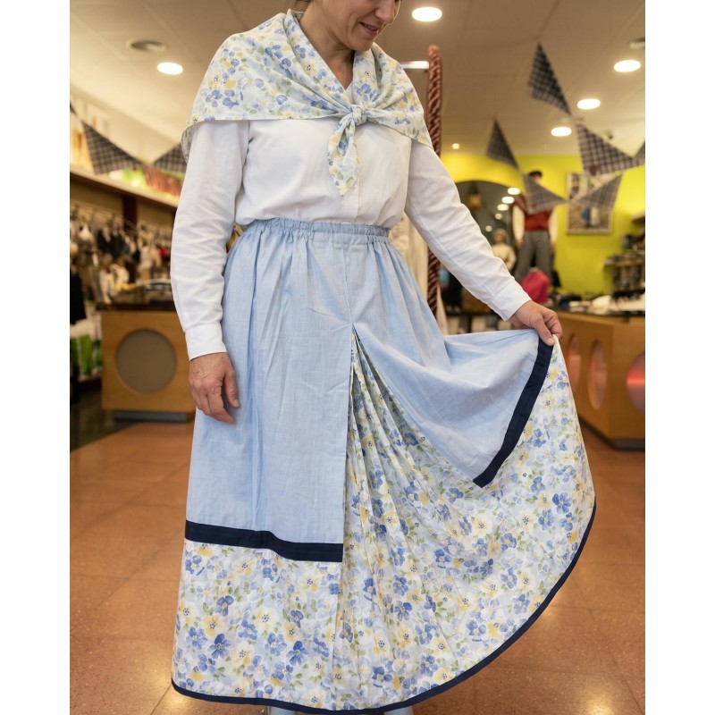 Falda de casera vasca celeste con flores azules y amarillas y pañuelo a juego