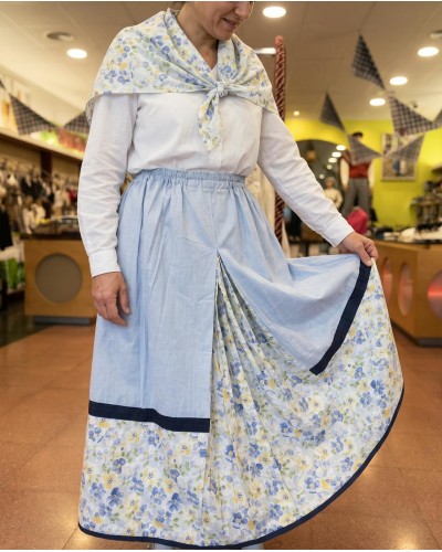 Falda de casera vasca celeste con flores azules y amarillas y pañuelo a juego