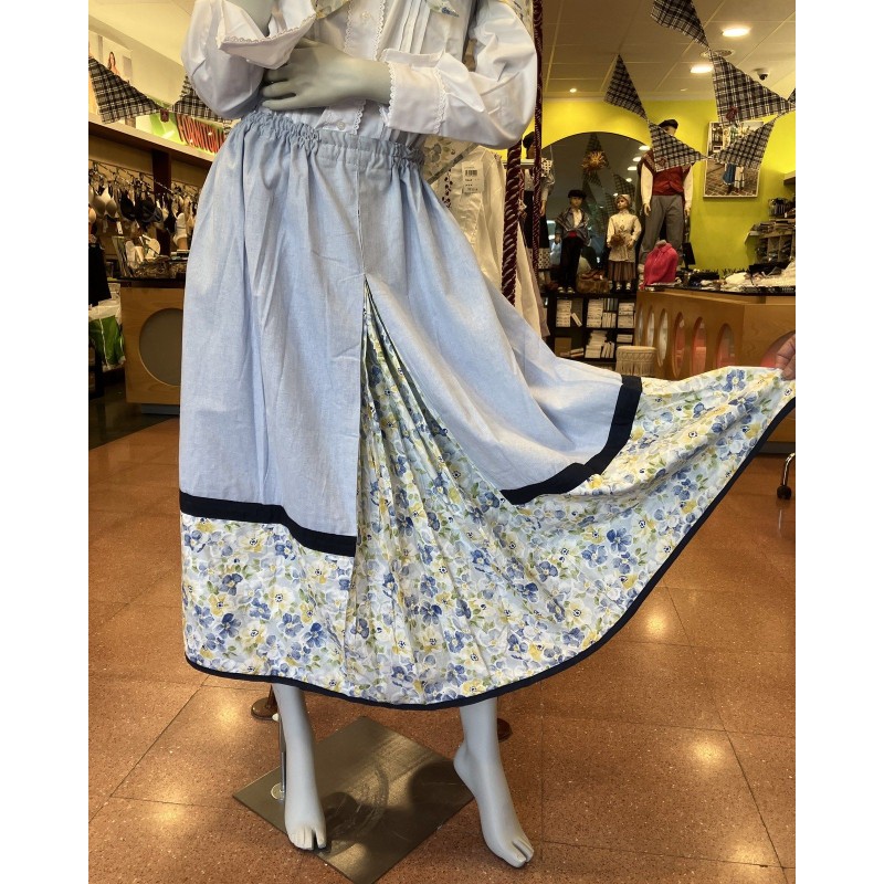 Falda de casera vasca celeste con flores azules y amarillas y pañuelo a juego