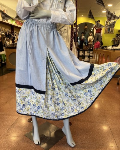 Falda de casera vasca celeste con flores azules y amarillas y pañuelo a juego