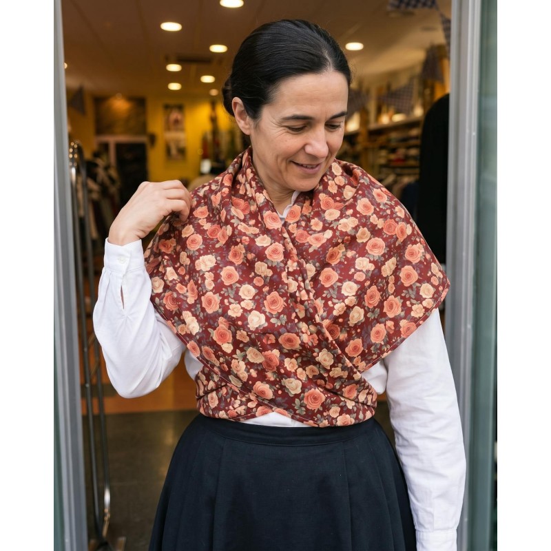 Pañuelo vasco de mujer granate con flores para la cabeza o los hombros