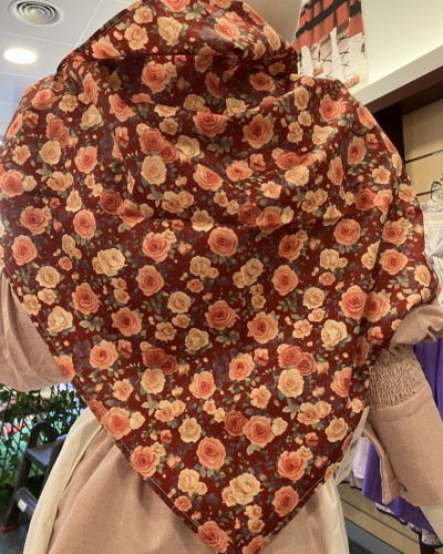Pañuelo vasco de mujer granate con flores para la cabeza o los hombros