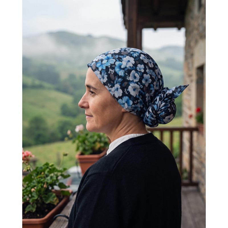 Pañuelo vasco de mujer negro con flores azules para la cabeza o los hombros