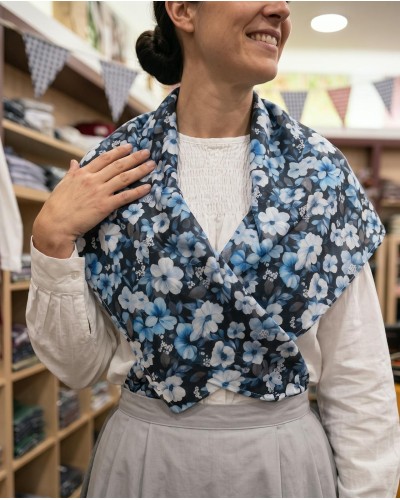 Pañuelo vasco de mujer negro con flores azules para la cabeza o los hombros