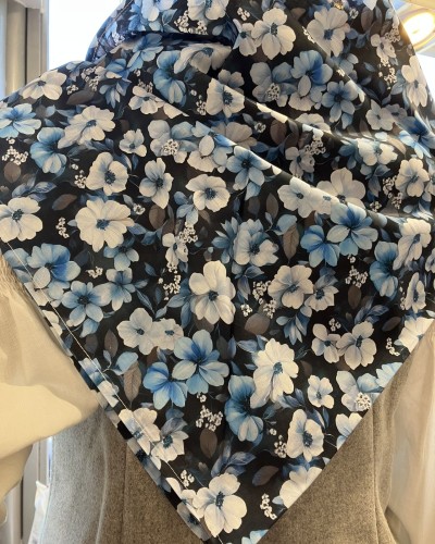 Pañuelo vasco de mujer negro con flores azules para la cabeza o los hombros