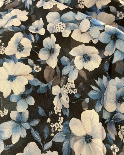 Pañuelo vasco de mujer negro con flores azules para la cabeza o los hombros