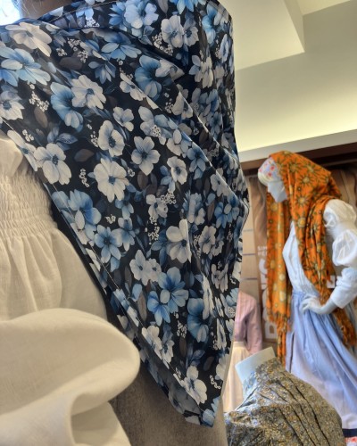 Pañuelo vasco de mujer negro con flores azules para la cabeza o los hombros