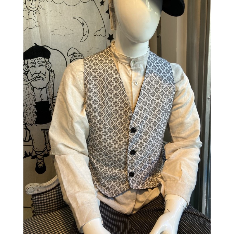 Chaleco vasco de hombre gris con estampado geométrico