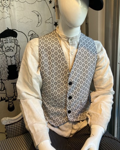 Chaleco vasco de hombre gris con estampado geométrico