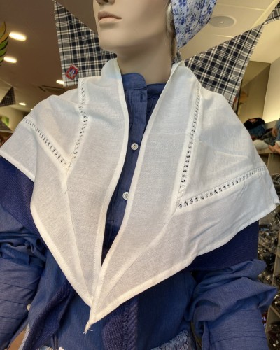 Pañuelo vasco blanco de mujer con calado para los hombros