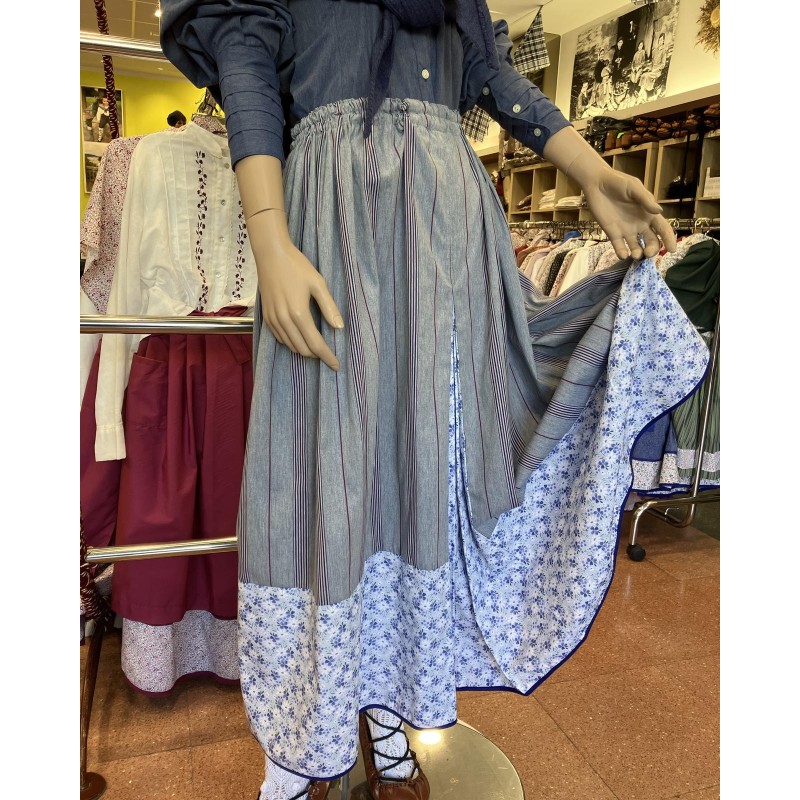 Falda de casera vasca gris de rayas con bajo de flores azules