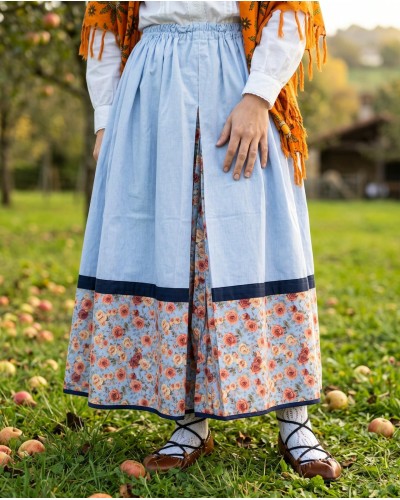 Falda de casera vasca celeste con flores naranjas