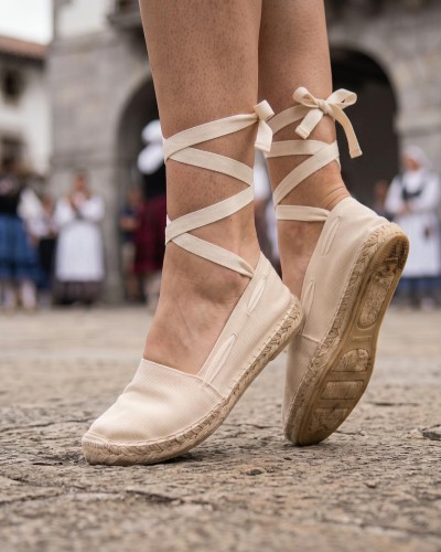 Alpargatas vascas beige con cintas atadas al tobillo