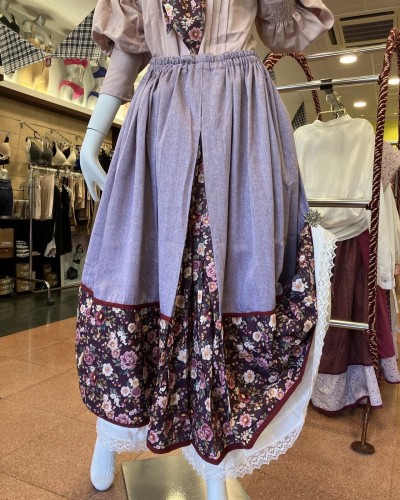 Falda de casera vasca lila con bajo de flores granate y pañuelo a juego