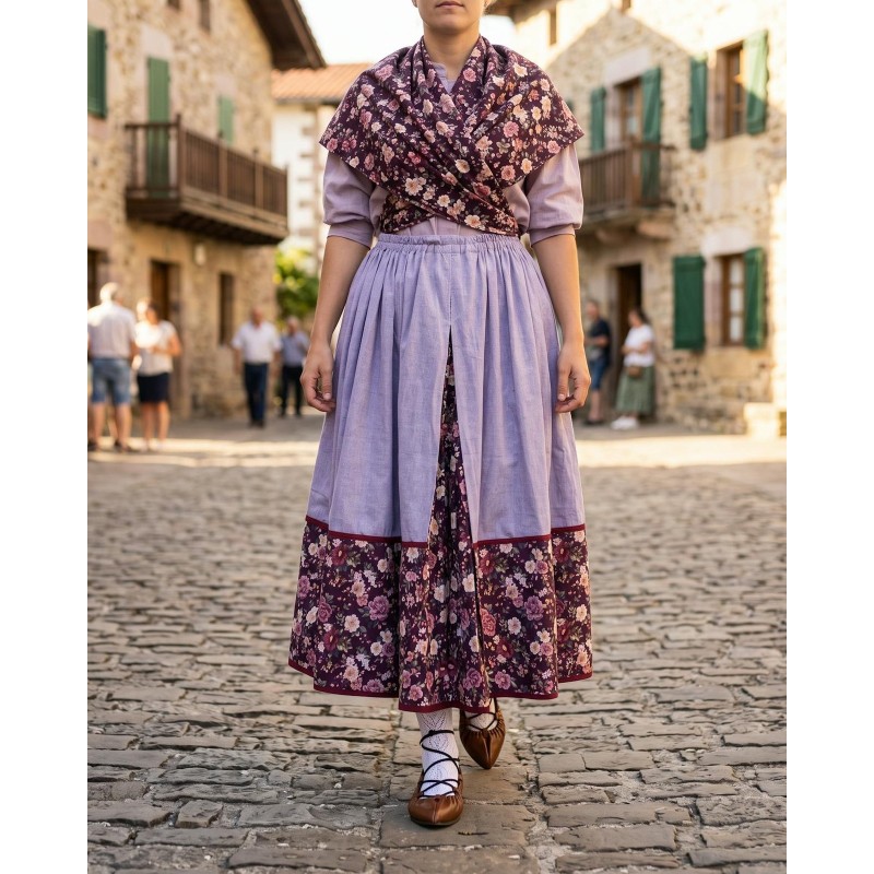 Falda de casera vasca lila con bajo de flores granate y pañuelo a juego