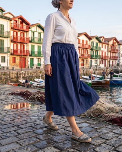 Falda de mahón azul marino lisa con bolsillos